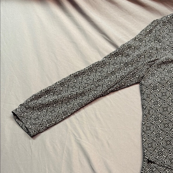 Chelsea & Theodore Long Sleeve Asymmetrical hem Black/White Graphic Blouse XL - Picture 3 of 7